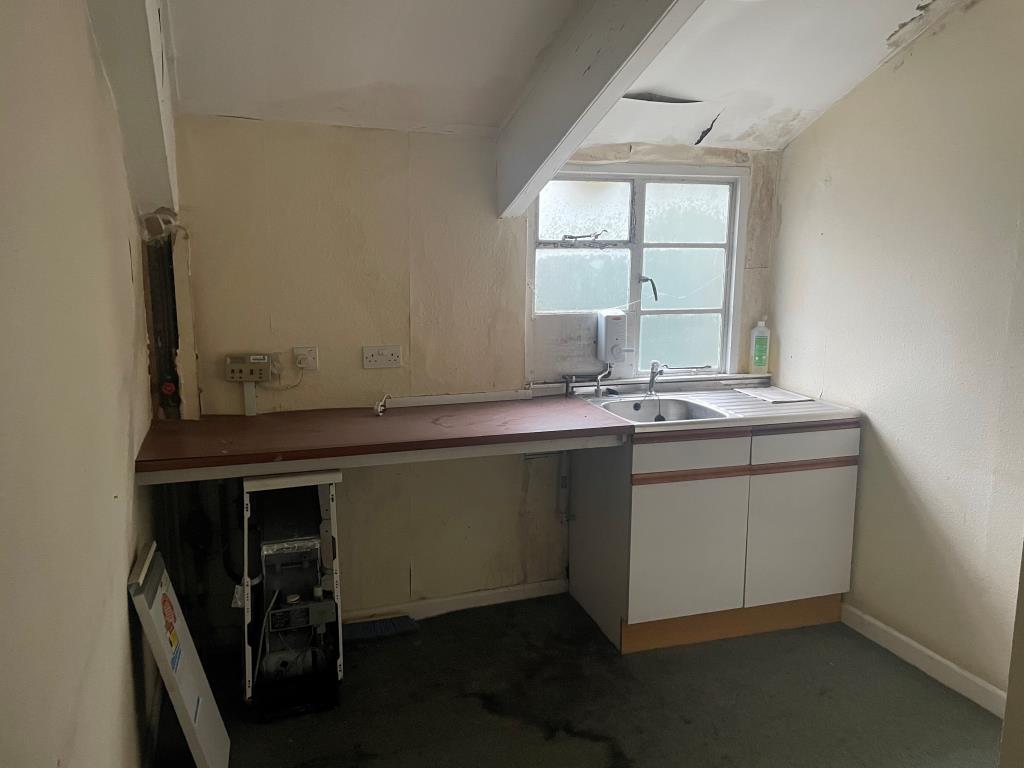 Lot: 58 - COMMERCIAL PROPERTY WITH POTENTIAL - Staff kitchen